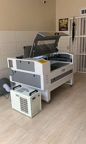 máquina de cortar acrílico máquina de cortar acrílico