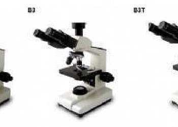 Microscópio com laser vermelho